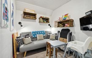una sala de estar con un sofá y una mesa en Nice Home In Ulfborg With Sauna, en Ulfborg
