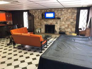 TV a/nebo společenská místnost v ubytování Hoboken! The Cozy Mandarin! Entire Unit , Castle Point Neighborhood!
