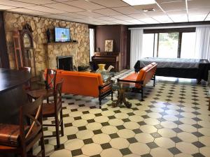 TV a/nebo společenská místnost v ubytování Hoboken! The Cozy Mandarin! Entire Unit , Castle Point Neighborhood!