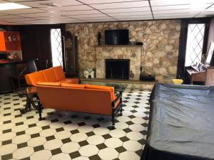TV a/nebo společenská místnost v ubytování Hoboken! The Cozy Mandarin! Entire Unit , Castle Point Neighborhood!