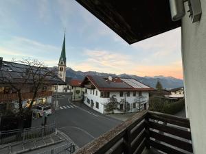 una vista dal balcone di una piccola città con una chiesa di Mountain Studio Mutters a Innsbruck