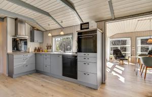 Una cocina o kitchenette en Lovely Home In Glesborg With Kitchen 14 fotos más
