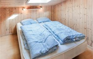 En eller flere senge i et værelse på Holiday Home Søtungevej + 6 billeder