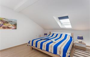 Posteľ alebo postele v izbe v ubytovaní 2 Bedroom Cozy Apartment In Kostrena