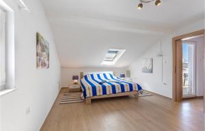 Posteľ alebo postele v izbe v ubytovaní 2 Bedroom Cozy Apartment In Kostrena