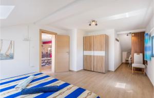 Posteľ alebo postele v izbe v ubytovaní 2 Bedroom Cozy Apartment In Kostrena