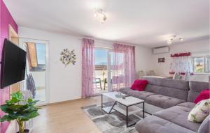 Televízia a/alebo spoločenská miestnosť v ubytovaní 2 Bedroom Cozy Apartment In Kostrena