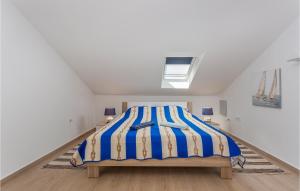Posteľ alebo postele v izbe v ubytovaní 2 Bedroom Cozy Apartment In Kostrena