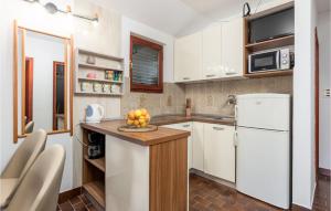 Küche/Küchenzeile in der Unterkunft Lovely Apartment In Rab With Kitchen