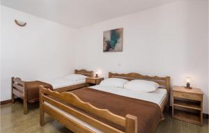 Ein Bett oder Betten in einem Zimmer der Unterkunft Lovely Apartment In Rab With Kitchen