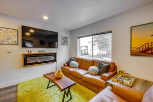 Χώρος καθιστικού στο Tillamook Bay Apt Near Marina Fish, Boat and More!