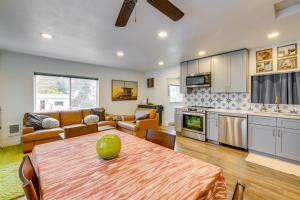 Η κουζίνα ή μικρή κουζίνα στο Tillamook Bay Apt Near Marina Fish, Boat and More!