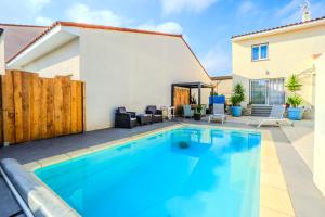 Bazén v ubytovaní La villa de Domi 4 chambres piscine alebo v jeho blízkosti + 29 fotografií