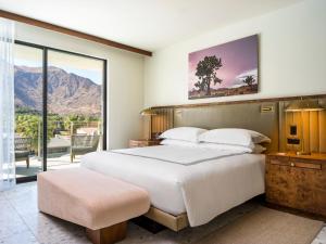 Postel nebo postele na pokoji v ubytování Thompson Palm Springs, By Hyatt