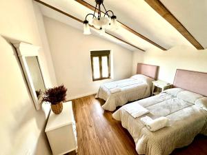 Postel nebo postele na pokoji v ubytování Casarural Sierramorena Dos Encinas + 36 fotografií