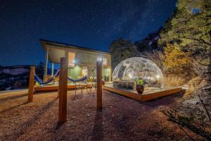 Billede fra billedgalleriet på Cozy Cabin and Stargazing Dome Bedroom Deck BBQ Hammocks i Glendale