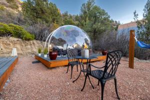 Billede fra billedgalleriet på Cozy Cabin and Stargazing Dome Bedroom Deck BBQ Hammocks i Glendale + 45 billeder