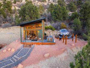 Billede fra billedgalleriet på Cozy Cabin and Stargazing Dome Bedroom Deck BBQ Hammocks i Glendale