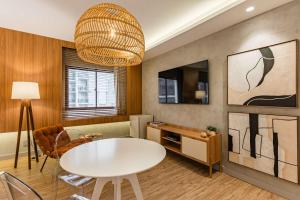 a living room with a white table and chairs at TW Cyclinn Vila Olimpia in São Paulo