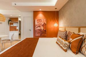 a bedroom with a large bed with pillows on it at TW Cyclinn Vila Olimpia in São Paulo