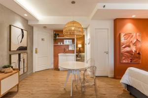 a dining room and kitchen with a table and chairs at TW Cyclinn Vila Olimpia in São Paulo