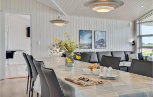 Fotografie z fotogalerie ubytování Amazing Home In Løkken With Kitchen v destinaci Løkken