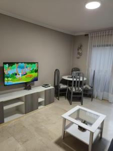 ラスパルマス・デ・グランカナリアにあるJOCA House IV Las Canterasのリビングルーム(薄型テレビ、テーブル付)