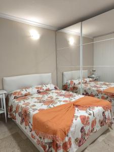 ラスパルマス・デ・グランカナリアにあるJOCA House IV Las Canterasのベッド2台と鏡のある寝室