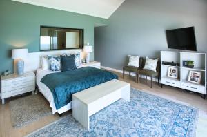 Postel nebo postele na pokoji v ubytování Love, Peace and Water, Langebaan, 8-sleeper