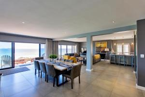 Kuchyň nebo kuchyňský kout v ubytování Love, Peace and Water, Langebaan, 8-sleeper