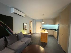 โทรทัศน์และ/หรือระบบความบันเทิงของ Studio with forest view - Zen Space by Lofty