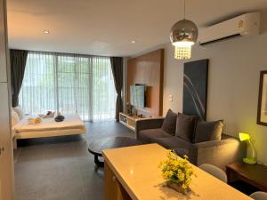 เตียงในห้องที่ Studio with forest view - Zen Space by Lofty