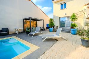 Bazén v ubytovaní La villa de Domi 4 chambres piscine alebo v jeho blízkosti