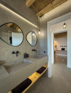 Koupelna v ubytování Perigiali Rooms & Apartments Folegandros + 37 fotografií