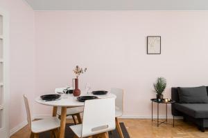 sala de estar blanca con mesa y sofá en Borg Eteläranta, en Pori