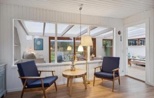 Kuchyň nebo kuchyňský kout v ubytování 3 Bedroom Lovely Home In Hals