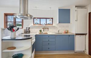 Kuchyň nebo kuchyňský kout v ubytování 3 Bedroom Lovely Home In Hals