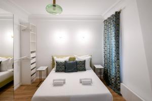 Ένα ή περισσότερα κρεβάτια σε δωμάτιο στο Entire Apartment Central Paris, 3rd floor with elevator