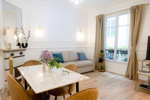 Μια τηλεόραση ή/και κέντρο ψυχαγωγίας στο Entire Apartment Central Paris, 3rd floor with elevator