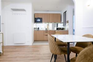 Η κουζίνα ή μικρή κουζίνα στο Entire Apartment Central Paris, 3rd floor with elevator +19 φωτογραφίες