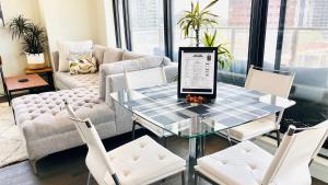 Χώρος καθιστικού στο LUXURY DT, 2 Bedroom DEAL, Private Balcony, Full Kitchen, Gym - FREE PARKING