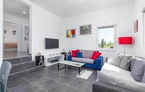 a living room with a couch and a tv at Nice Home In Valbandon With Jacuzzi in Valbandon