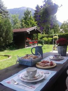 une table avec des assiettes de nourriture au-dessus dans l'établissement Gästehaus Geist, à Ruhpolding