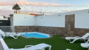 2 Apartamentos Omanai Tenerife surの敷地内または近くにあるプール