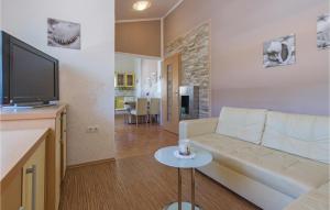 Televízia a/alebo spoločenská miestnosť v ubytovaní Three-Bedroom Holiday Home Betiga With A Fireplace 02