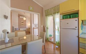 Kuchyňa alebo kuchynka v ubytovaní Three-Bedroom Holiday Home Betiga With A Fireplace 02