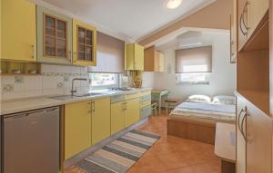 Kuchyňa alebo kuchynka v ubytovaní Three-Bedroom Holiday Home Betiga With A Fireplace 02