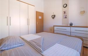 Posteľ alebo postele v izbe v ubytovaní Three-Bedroom Holiday Home Betiga With A Fireplace 02