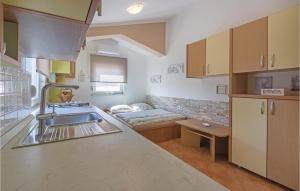 Kuchyňa alebo kuchynka v ubytovaní Three-Bedroom Holiday Home Betiga With A Fireplace 02