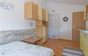Kuchyňa alebo kuchynka v ubytovaní Three-Bedroom Holiday Home Betiga With A Fireplace 02